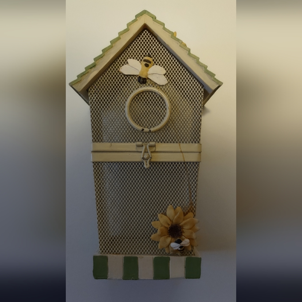 Vintage metal birdhouse🐦 with sunflowers🌻 and bee's🐝